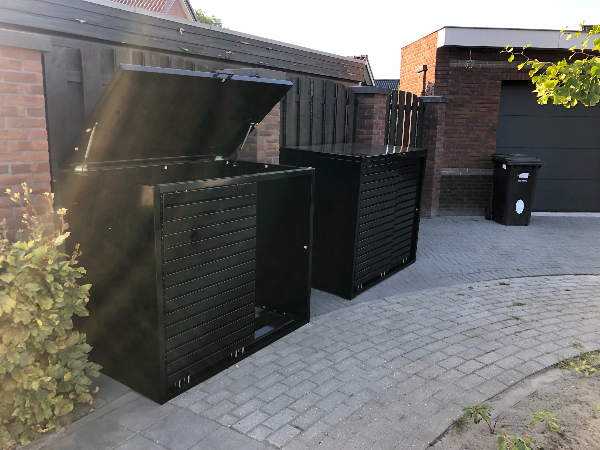 Zwarte ombouw op maat